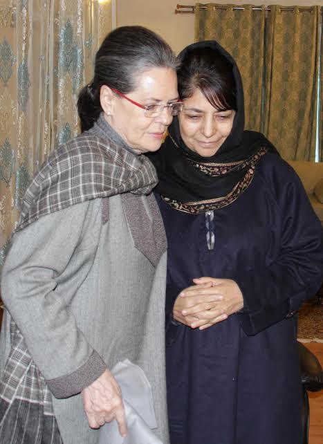 Sonia calls on Mehbooba, offers condolence on Mufti Sayeed’s demise
